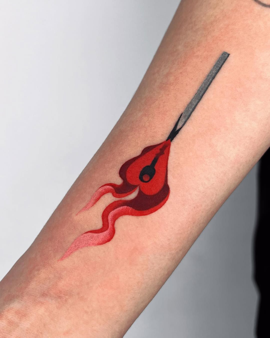 Горящая спичка красная тату