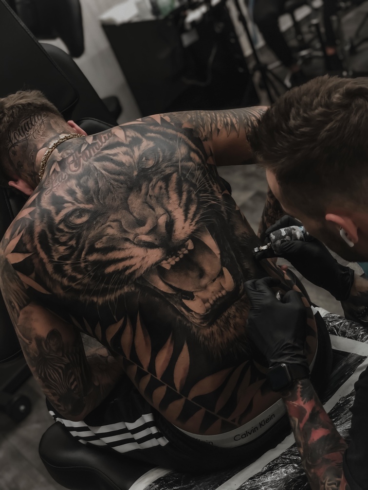  Black and grey tiger tattoo on the back