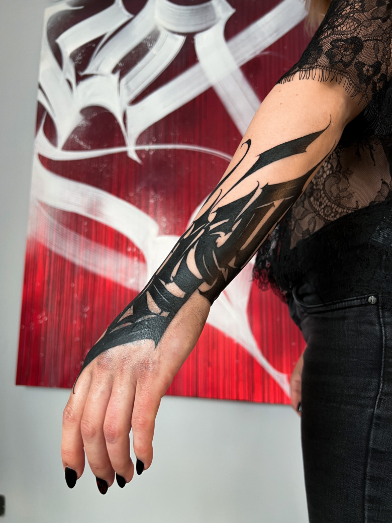 covering scars with a tattoo inscription - tattooer Igor Klimin