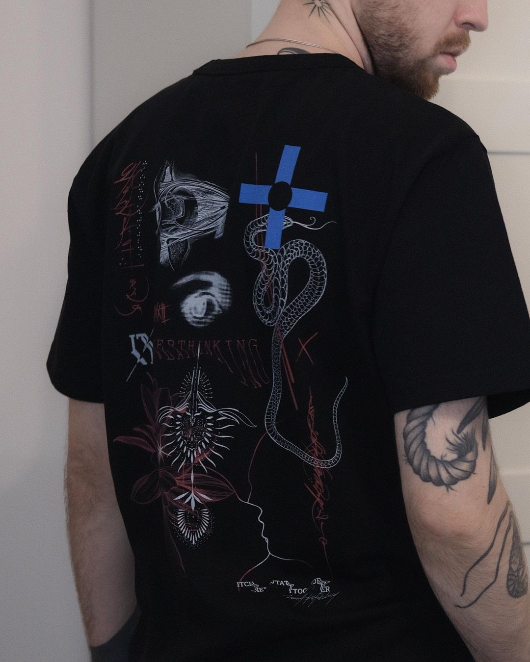 Футболка с принтами Романа Итчева