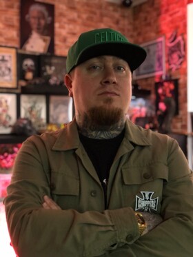 Evgeny Serdyuk: sobre coisas autoconstruídas, guerra e museu de tatuagem