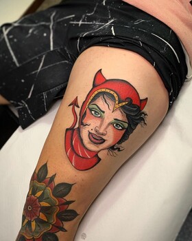 传统纹身配作者手写体，由Julian Columbia创作