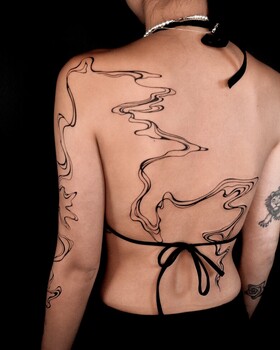 El estilo asiático se fusiona con el Fine Line de Brooklyn: Los tatuajes de Cindy You