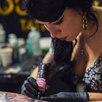 Artista del tatuaje Lisa Ammer