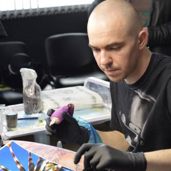 Artista del tatuaje Sergey Butenko