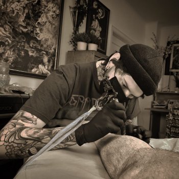 Artista del tatuaje Georg Faust