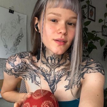 Artista del tatuaje Oksana Seashell