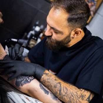 Artista del tatuaje Christis Galiropoulos