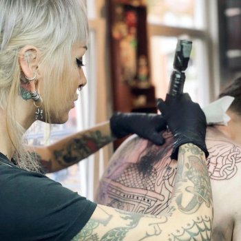 Artista del tatuaje Moira Ramone