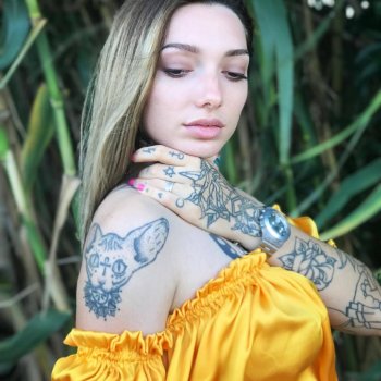 Modelo de tatuajes Nefka Blonde