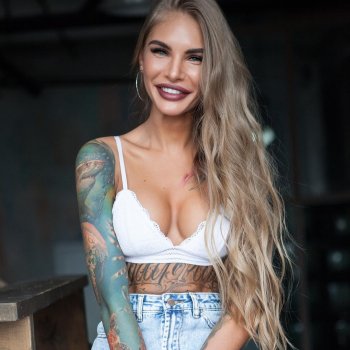 Modelo de tatuajes Соня Беккер
