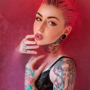 Modelo de tatuajes Vicky Raise