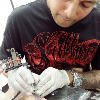 Artista del tatuaje kabir ray