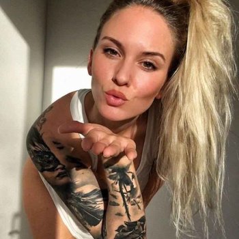 Modelo de tatuajes Natasha Thomsen