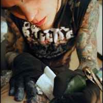Artista del tatuaje Tony Mancia