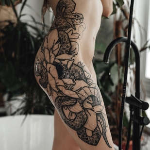 Femenino Negro y Gris Gráfico tatuaje en Muslo #63581 | Tattoo Artist Danila Morozov