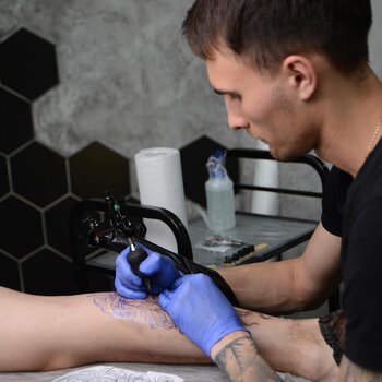 Artista del tatuaje Igor