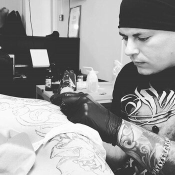 Artista del tatuaje Denis Pokazanov