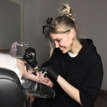 Artista del tatuaje Yuliya Levickaya