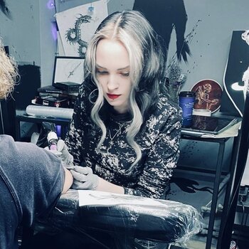 Artista del tatuaje Cathrin Ives