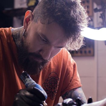 Artista del tatuaje Anton Gluhih
