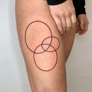 Negro  tatuaje en Muslo #64107 | Tattoo Artist crooked_gun