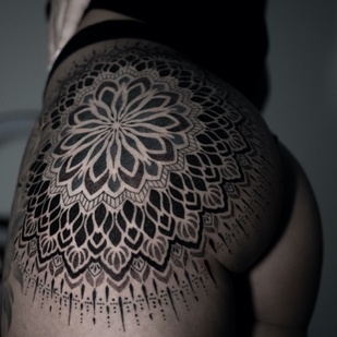 Femenino Negro Ornamental tatuaje en Muslo #64435 | Tattoo Artist Alex White
