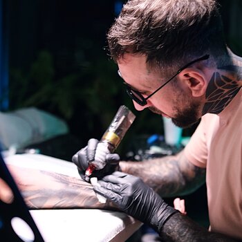 Artista del tatuaje Rasl Sparov