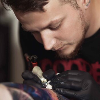 Artista del tatuaje Aleksandr Sigal Romashev