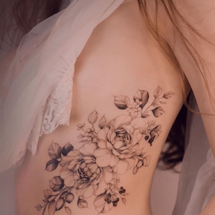 Femenino Negro Botánico tatuaje en Lado #35529 | Tattoo Artist Karolina Szymańska