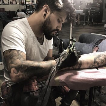 Artista del tatuaje Jose Legion Avegno