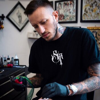 Artista del tatuaje Mattia Esposito
