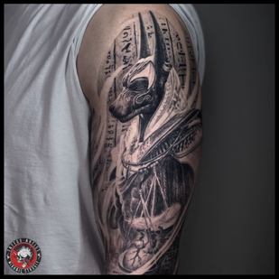 Masculino Negro y Gris Realismo tatuaje en Hombro #66256 | Tattoo Artist Mihail Strogiy