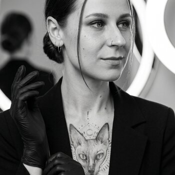 Artista del tatuaje Elena Korobova