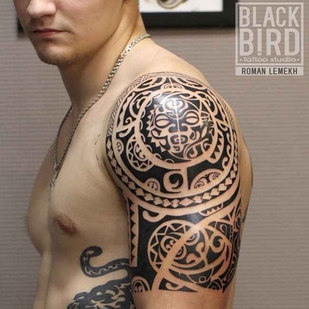 Negro  tatuaje en Hombro #64 | Tattoo Artist Roman Lemeh