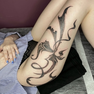 Femenino Negro Estilo del Autor tatuaje en Muslo #54677 | Tattoo Artist Mary Nepostaeva