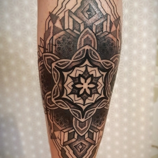 Masculino Negro y Gris Geométrico tatuaje en Pierna #67841 | Tattoo Artist Ioann Leo ( LEO-VAN )