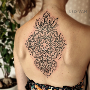 Femenino Negro y Gris Linework tatuaje en Espalda #67847 | Tattoo Artist Ioann Leo ( LEO-VAN )