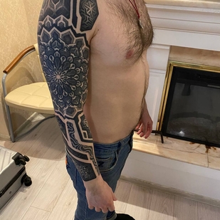 Masculino Negro y Gris Geométrico tatuaje en Manga #67963 | Tattoo Artist Ioann Leo ( LEO-VAN )