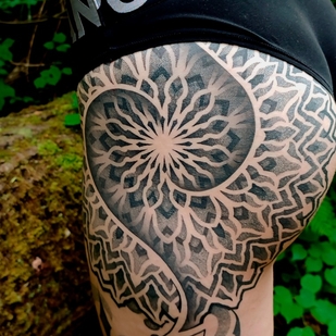 Femenino Negro y Gris Dotwork tatuaje en Muslo #67968 | Tattoo Artist Ioann Leo ( LEO-VAN )