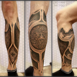 Masculino Negro y Gris Ornamental tatuaje en Pierna #67999 | Tattoo Artist Ioann Leo ( LEO-VAN )