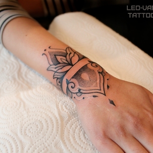 Femenino Negro Geométrico tatuaje en Muñeca #68009 | Tattoo Artist Ioann Leo ( LEO-VAN )