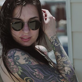 Artista del tatuaje Yana Sulina 