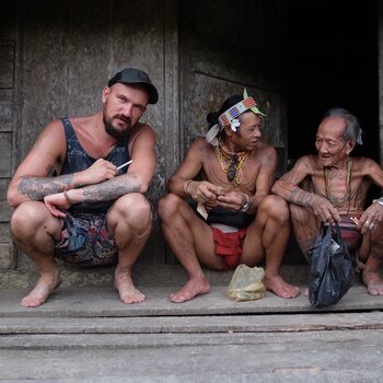 Artista del tatuaje maksim kokin