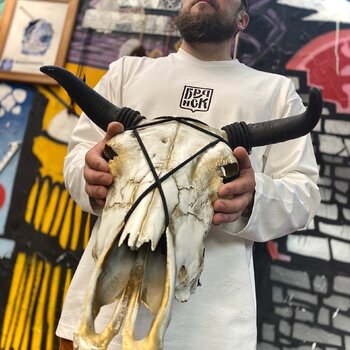 Artista del tatuaje Anton Ivanov