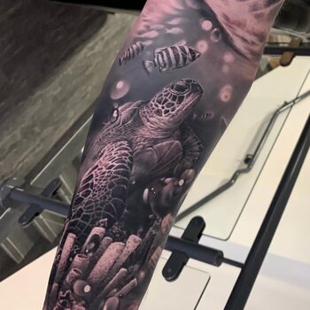 Artista del tatuaje Chris Hirakawa