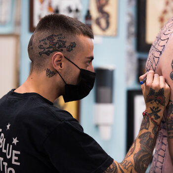 Artista del tatuaje Francesco Ferrara