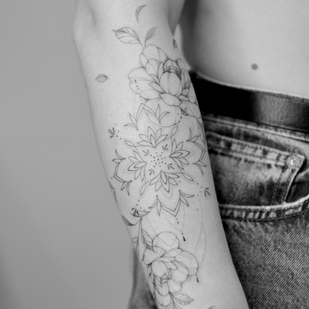 Femenino Negro Fineline tatuaje en Antebrazo #69661 | Tattoo Artist Anastasiya Kovyazina