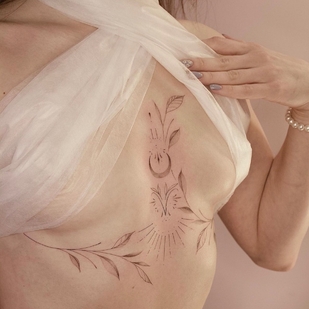 Femenino Negro Fineline tatuaje en Pecho #69662 | Tattoo Artist Anastasiya Kovyazina