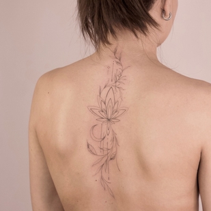 Femenino Negro Fineline tatuaje en Espalda #69651 | Tattoo Artist Anastasiya Kovyazina